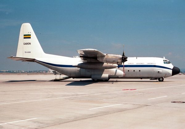 Lockheed L-100 militarisé pour le compte des Gabonais.