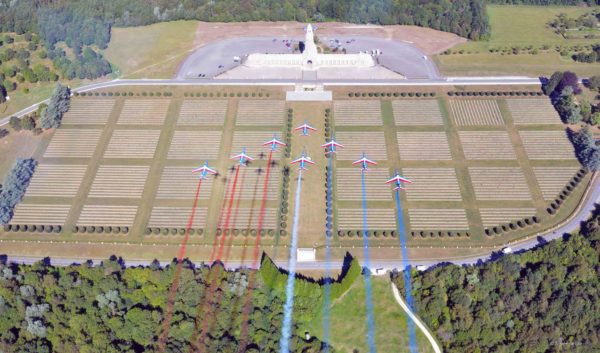 La Patrouille de France à la verticale de Douaumont.