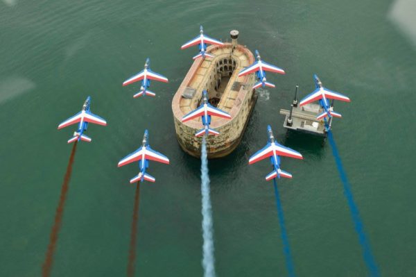 Les huit avions tricolores à la verticale de Fort Boyard.