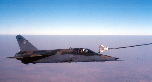 Mirage III-AZ en train de se ravitailler en vol.