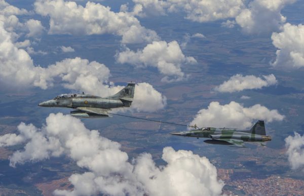 douglas-ta-4ku-bresil-ravitaillement-envol-sujet_fab
