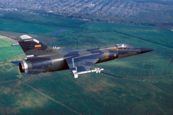 Mirage F1-CJ en configuration de défense aérienne avec missiles air-air Magic.