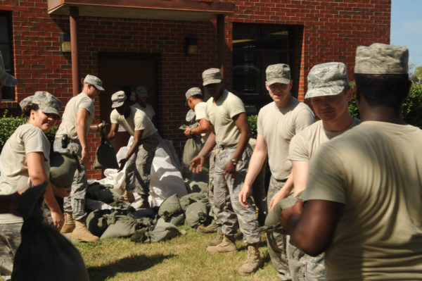 Comme ici en 2011 face à l'ouragan Irene, les personnels de Langley AFB "protègent" leur base.