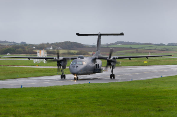 Bombardier RO-6A au roulage. Remarquez les quelques carénages sur le fuselage de l'avion.