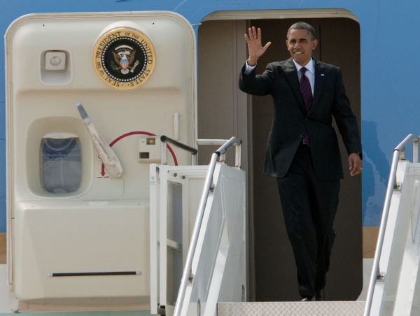 Barack Obama quittant Air Force One, une image qui appartiendra bientôt au passé.