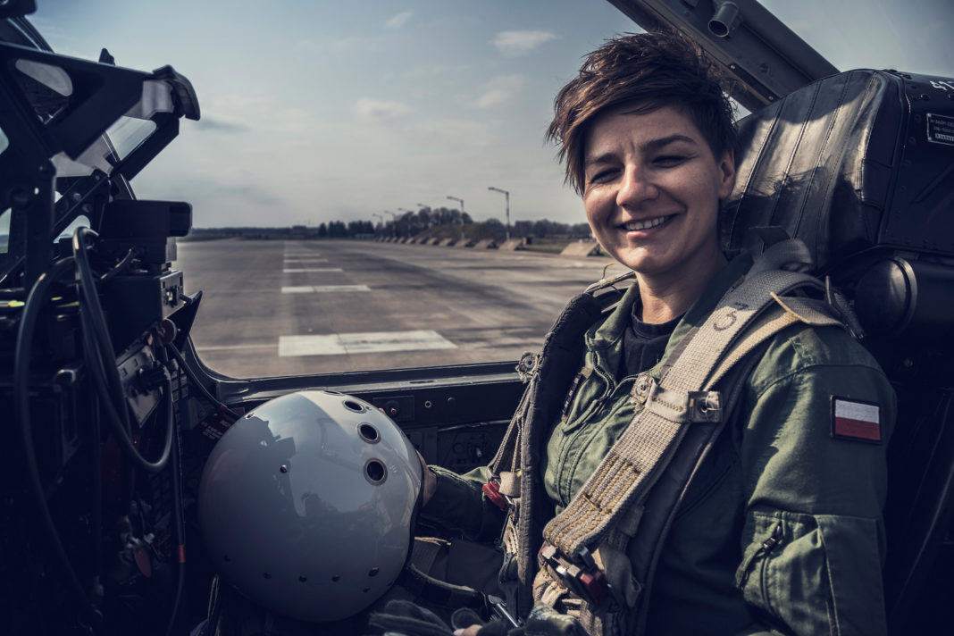 Une femme pour la première fois pilote de chasse en Pologne —