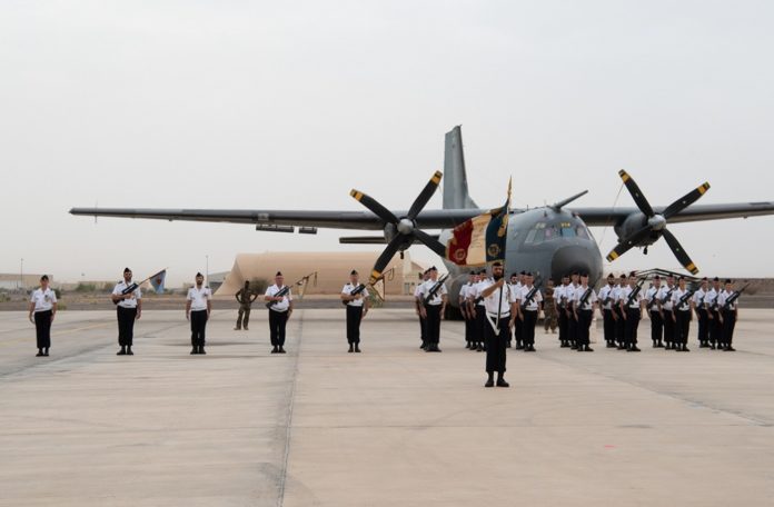 Gros Avion Militaire Qui Vole Bas Aujourd'hui Le Transall a fait ses adieux à Djibouti. - avionslegendaires.net
