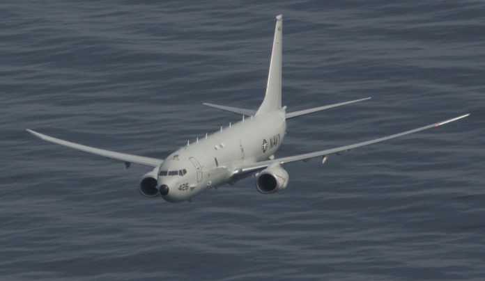 Gros Avion Militaire Qui Vole Bas Aujourd'hui L'aéronautique de défense vole au secours de Boeing