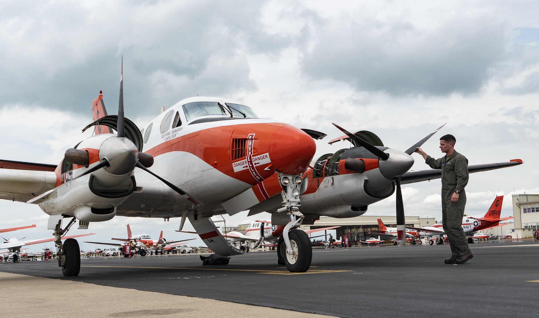 Aujourd’hui le Beechcraft T-44 Pegasus a tout de la bête de sommes pour l’U...