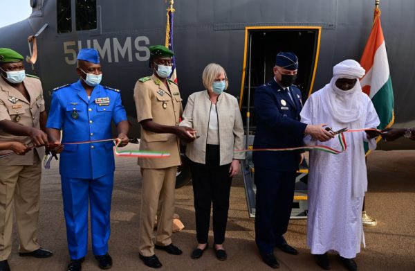 [Bild: C-130H-Hercules-USAF-ceremonie-Niger-suj...00x391.jpg]