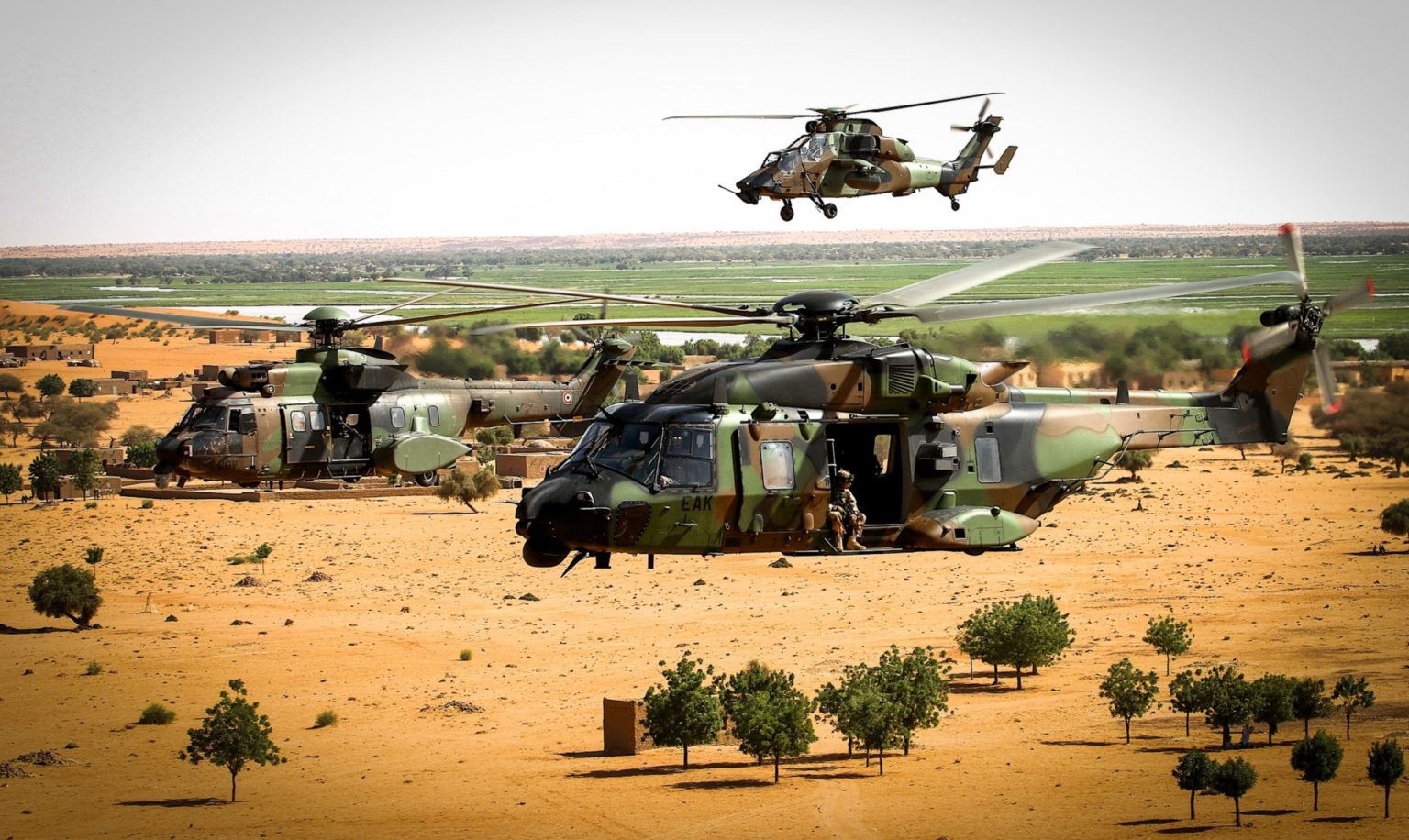 les-h-licopt-res-fran-ais-de-barkhane-au-mali-avionslegendaires