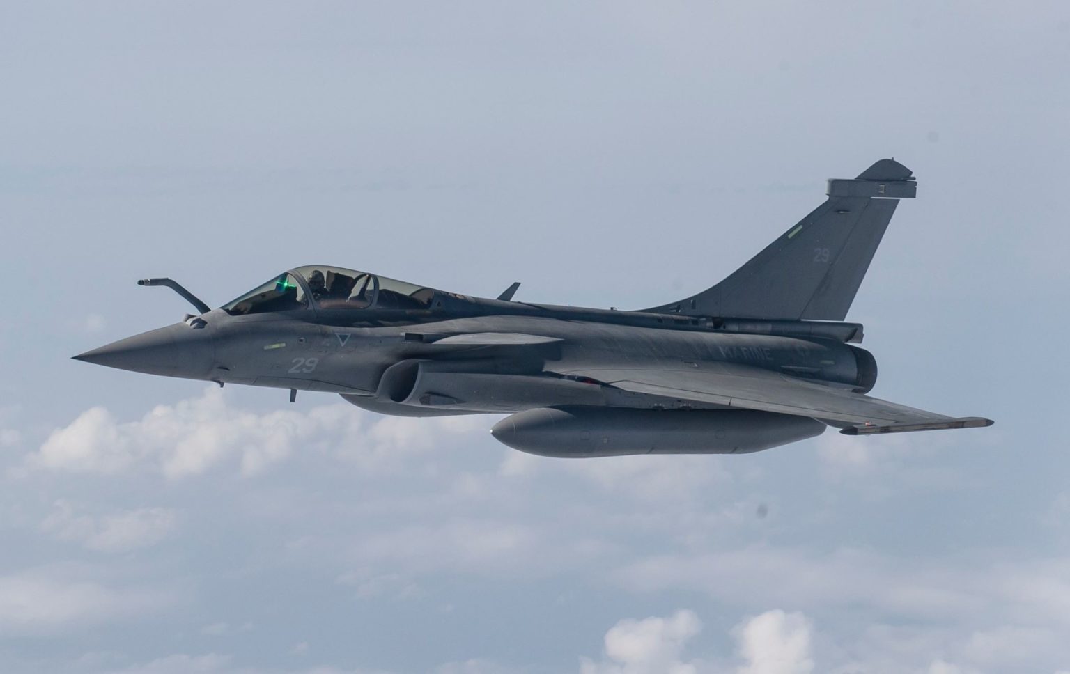 Avion De Chasse Au Dessus De Marseille Rafale M, le meilleur chasseur embarqué au monde ! — avionslegendaires.net