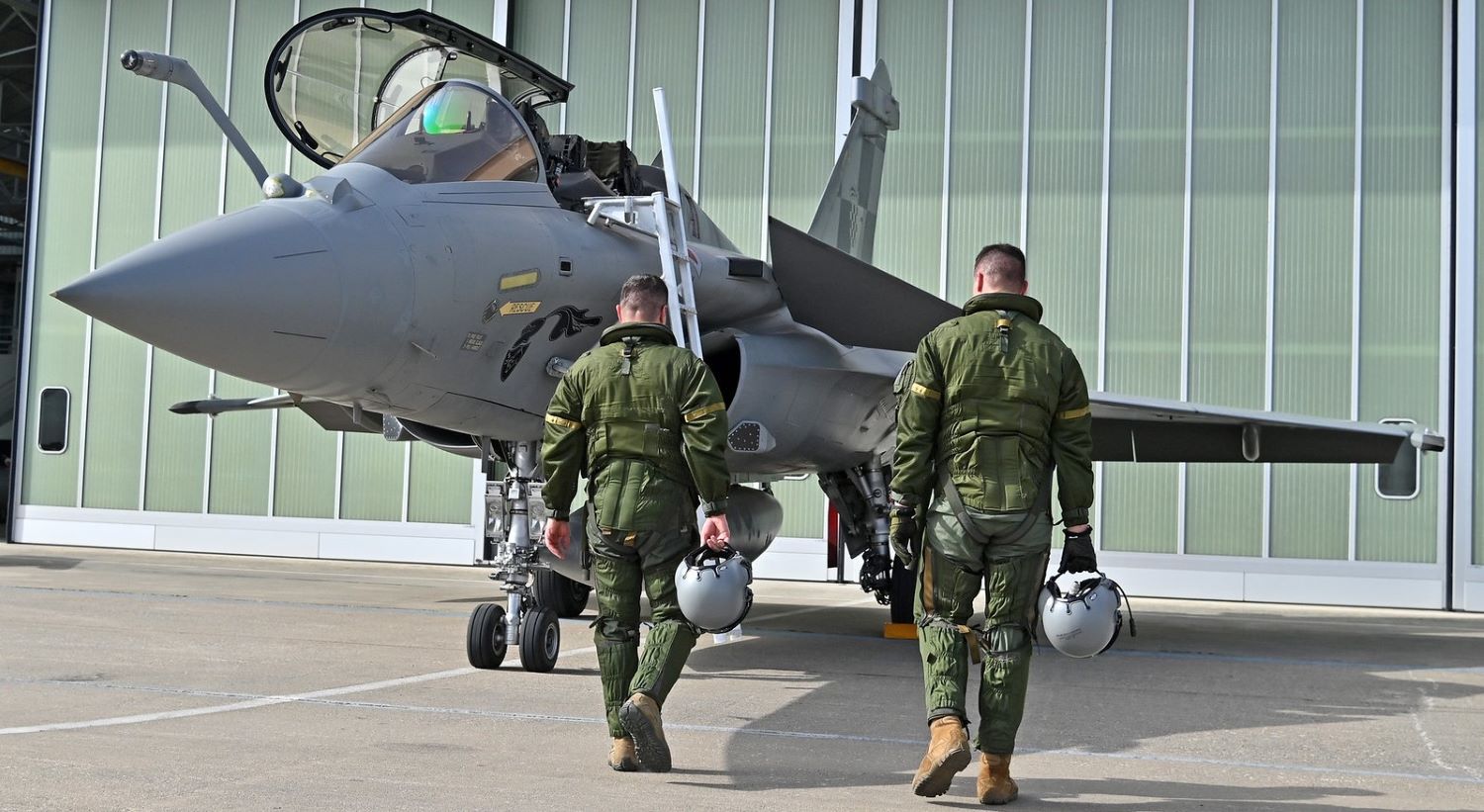 Mécanos et pilotes croates se préparent au Dassault Aviation Rafale F3 ...
