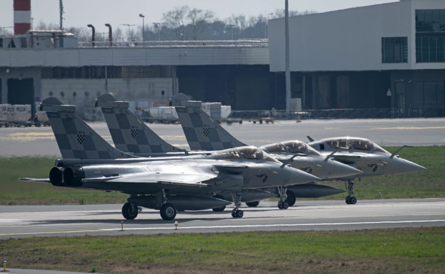Mécanos et pilotes croates se préparent au Dassault Aviation Rafale F3 ...