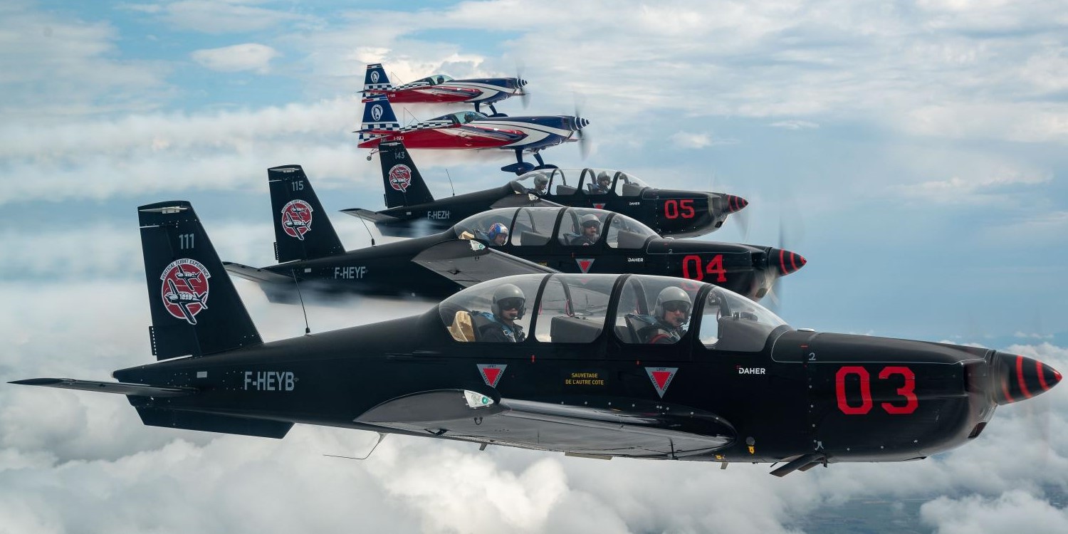 Vol de conserve entre Extra 330SC et TB.30 Epsilon. — avionslegendaires.net