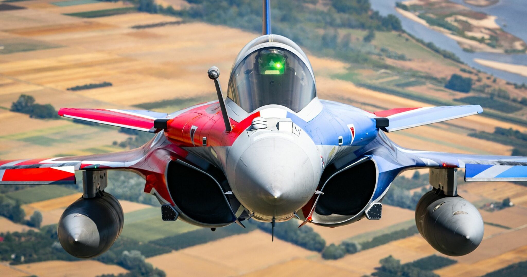 Simulateur Rafale L'élégance naturelle du Rafale Solo Display. — avionslegendaires.net