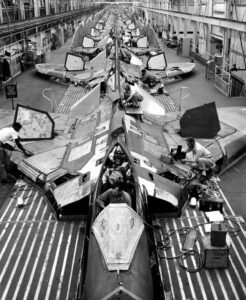 Vue de la chaîne de montage du F4D-1 Skyray à l'usine Douglas d'El Segundo, en Californie (États-Unis), ligne, section 2. Vue vers l'est dans l'unité 2-#-49 depuis le poste 2-VV-50.