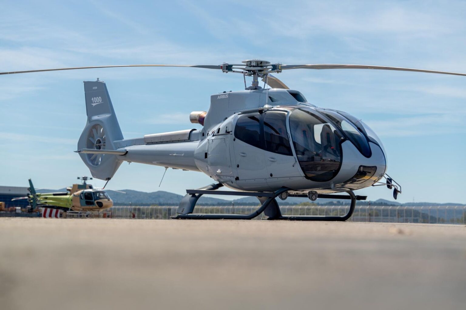 Airbus Helicopters a livré le 1000ème exemplaire du H130 ...
