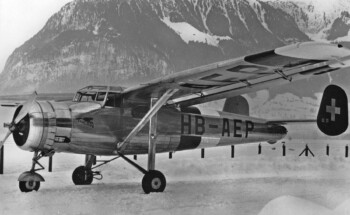 Flugzeug, Hochdecker, Immatrikulation HB-AEP, auf Schneefeld, Flugplatz Buochs, Werkaufnahme