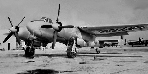 Gros Avion Militaire Qui Vole Bas Aujourd'hui Bristol Buckmaster - avionslegendaires.net