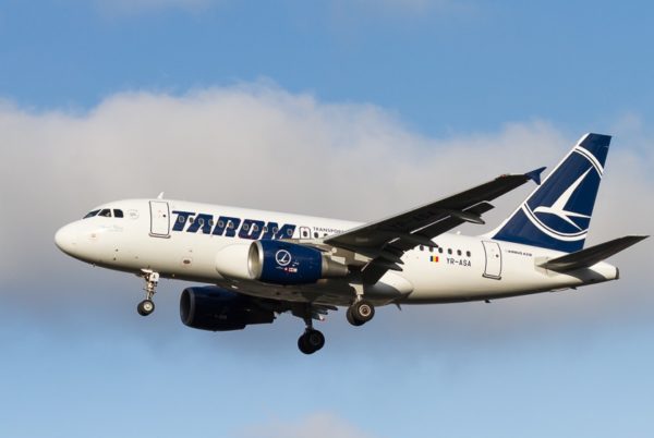 L'immatriculation roumaine YR-ASA apparait parfaitement bien sur le fuselage de cet Airbus A318 de la compagnie Tarom.