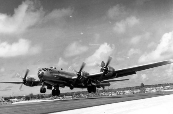 Un bombardier Boeing B-29 s'arrachant de la piste de Tinian.
