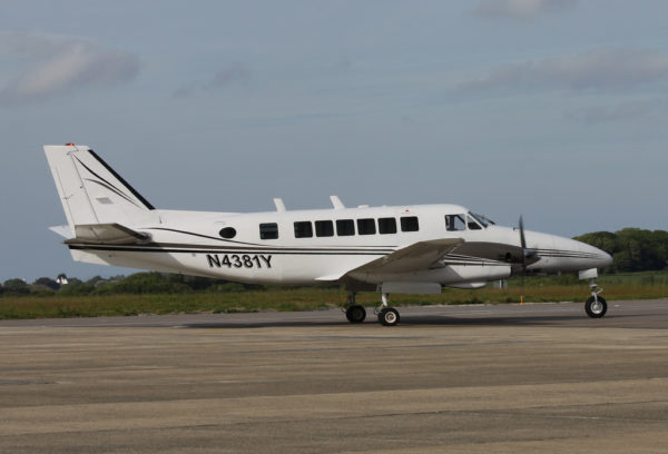 L'immatriculation américaine de ce bimoteur de transport léger Beechcraft 99 apparait clairement.