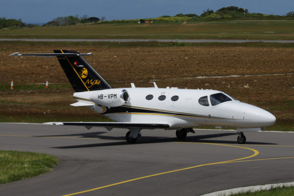 L'immatriculation suisse HB-VPM est très lisible sur le réacteur de ce jet d'affaire Cessna Citation Mustang.