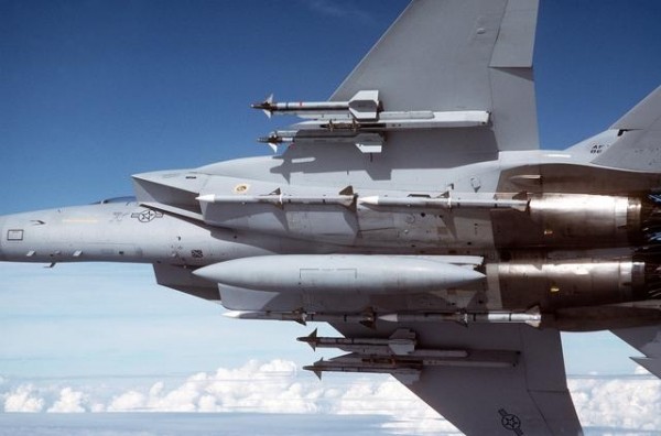 Configuration de supériorité aérien actuelle typique, les AIM-7 on cède la place a des AIM-120