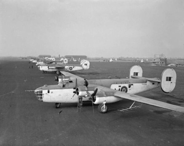 Consolidated Liberator du Coastal Commande en attente sur une base britannique.