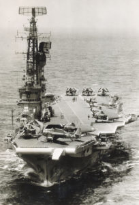 Le second Karel Doorman avec ses Avenger sur le pont d'envol.