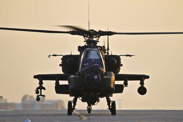 Un McDonnell Douglas AH-64A se prépare au décollage depuis Bagram AAF.