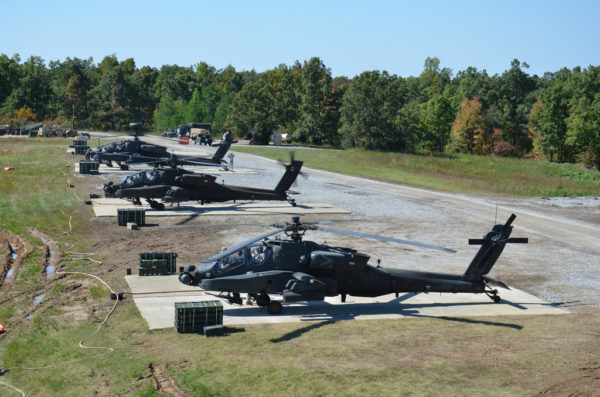 Des AH-64A en attente sur les hélipads de Fort Campbell AAF.