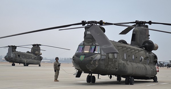 Deux Boeing-Vertol CH-47F en préparatifs sur le tarmac de Fort Carson AAF.