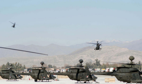 Bell OH-58D au décollage depuis Jalalabad AAF en Afghanistan.