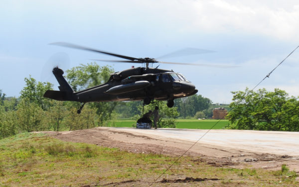 Un Sikorsky UH-60L se prépare à s'entraîner à une mission de transport sous élingue depuis Wiesbaden AAF.