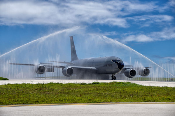 Un Boeing KC-135R "passe à la douche" à Andersen-AFB.