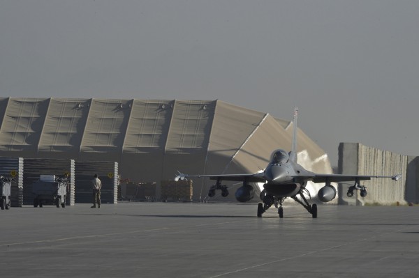 Prêt pour le combat un F-16C sur le tarmac afghan de Bagram AB.