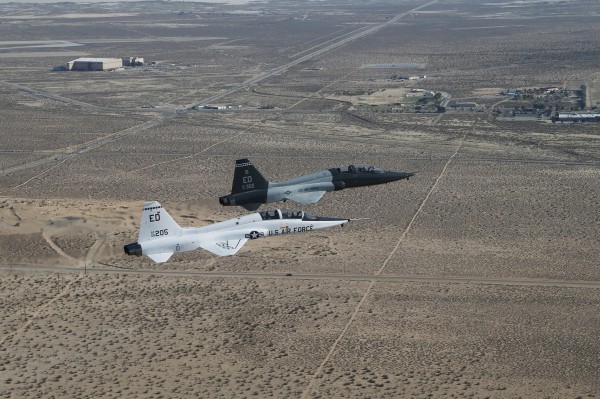 Deux Northrop T-38A survolent Edwards-AFB.