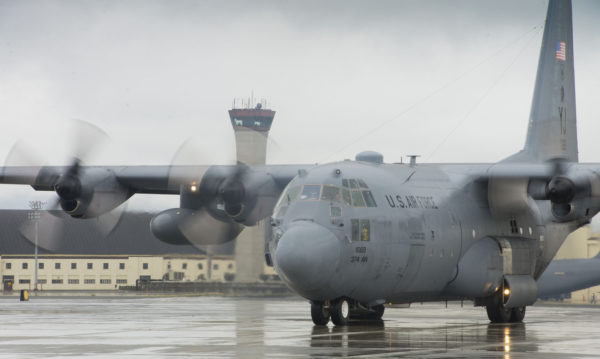 Un Lockheed C-130H sur le tarmac d'Elmendorf-AFB.