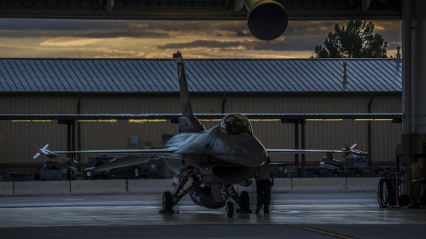 Bien à l'abri un F-16C paré pour opérations depuis la base d'Holloman.