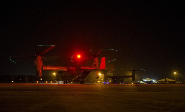 Deux CV-22B se préparent pour une mission de nuit depuis le tarmac de Hurlbert Field-AFB en Floride.