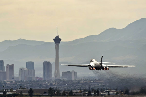 Un Rockwell B-1B décolle de Nellis-AFB avec en arrière plan la ville de Las Vegas.