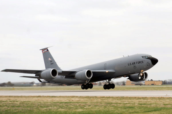 Un Boeing KC-135R s'arrache du tarmac de Scott-AFB.