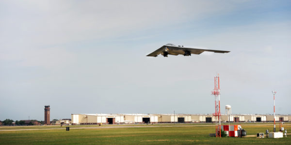 Un Northrop B-2A au-dessus de son antre de Whiteman-AFB.