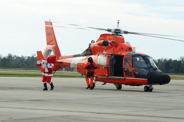 Un Eurocopter MH-65D transporte un passager VIP sur le tarmac de CGAS New Orleans.