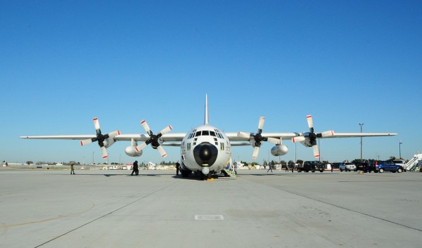 Un Lockheed HC-130H en attente de départ depuis CGAS Sacramento en Californie.