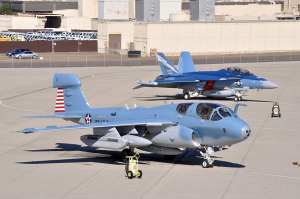 L'EA-6B et son successeur l'EA-18G sur le tarmac de NAS North Island. Remarquez leur livrée vintage.