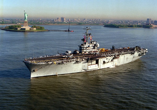 L'USS Guadalcanal (LPH7) avec sur le pont Harrier II et Iroquois.