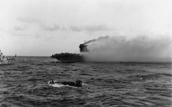 Le porte-avion américain USS Lexington, quelques instants avant qu'il ne sombre.